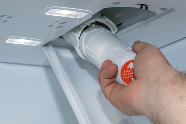 Do ống dẫn nước vào máy giặt bị tắc