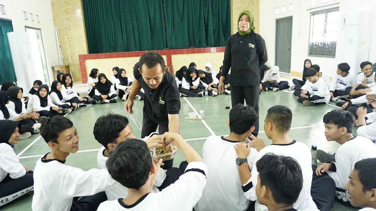 SMA Negeri 1 Yogyakarta SIBERMAPAH UPAYA ATASI SAMPAH DARI WARGA TELADAN