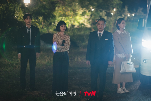 Queen of Tears: Hiếm lắm mới có gia đình tài phiệt dễ thương thế này! - Ảnh 5. Queen of Tears: Hiếm lắm mới có gia đình tài phiệt dễ thương thế này! - Ảnh 5.
