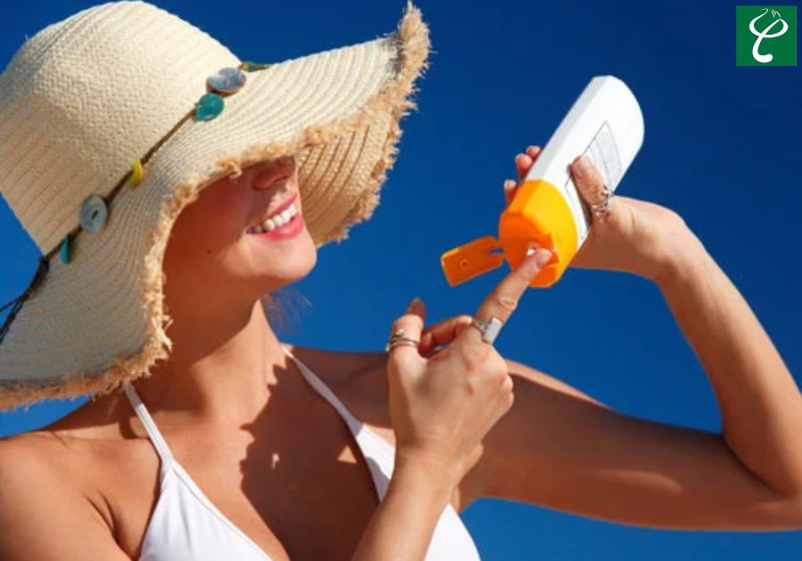 Cần phải bảo vệ da khi đi biển bằng kem chống nắng