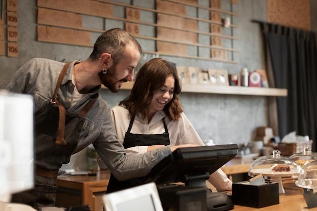 homem e mulher na franquia de café