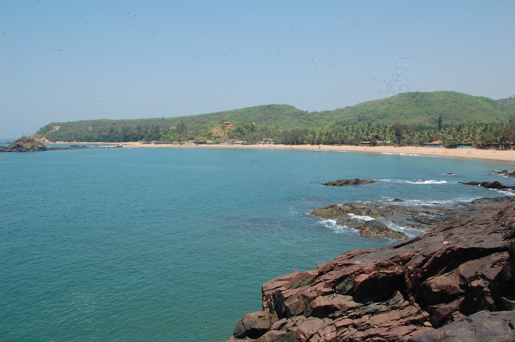 Gokarna Me Beach Trekking ek famouse activity hai