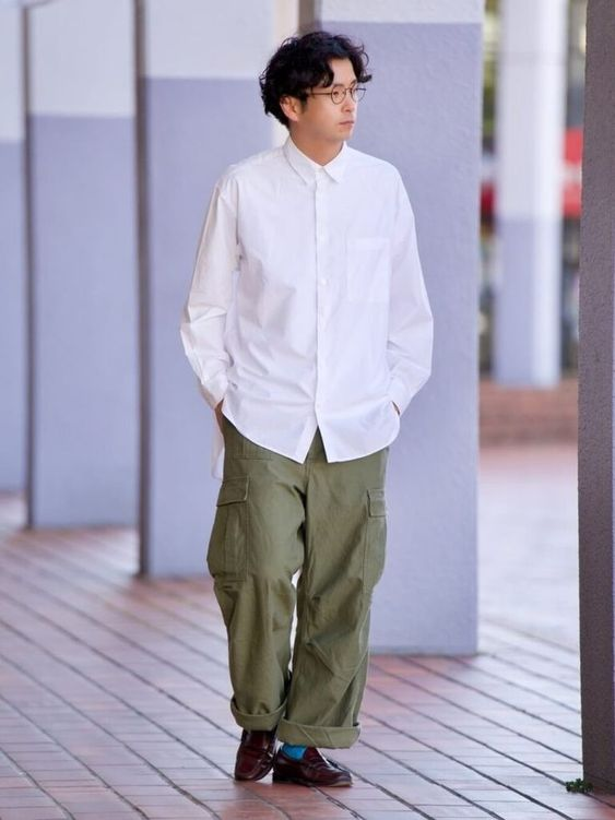 Wide-Leg cargo pants and shirt button are fashionable style 
