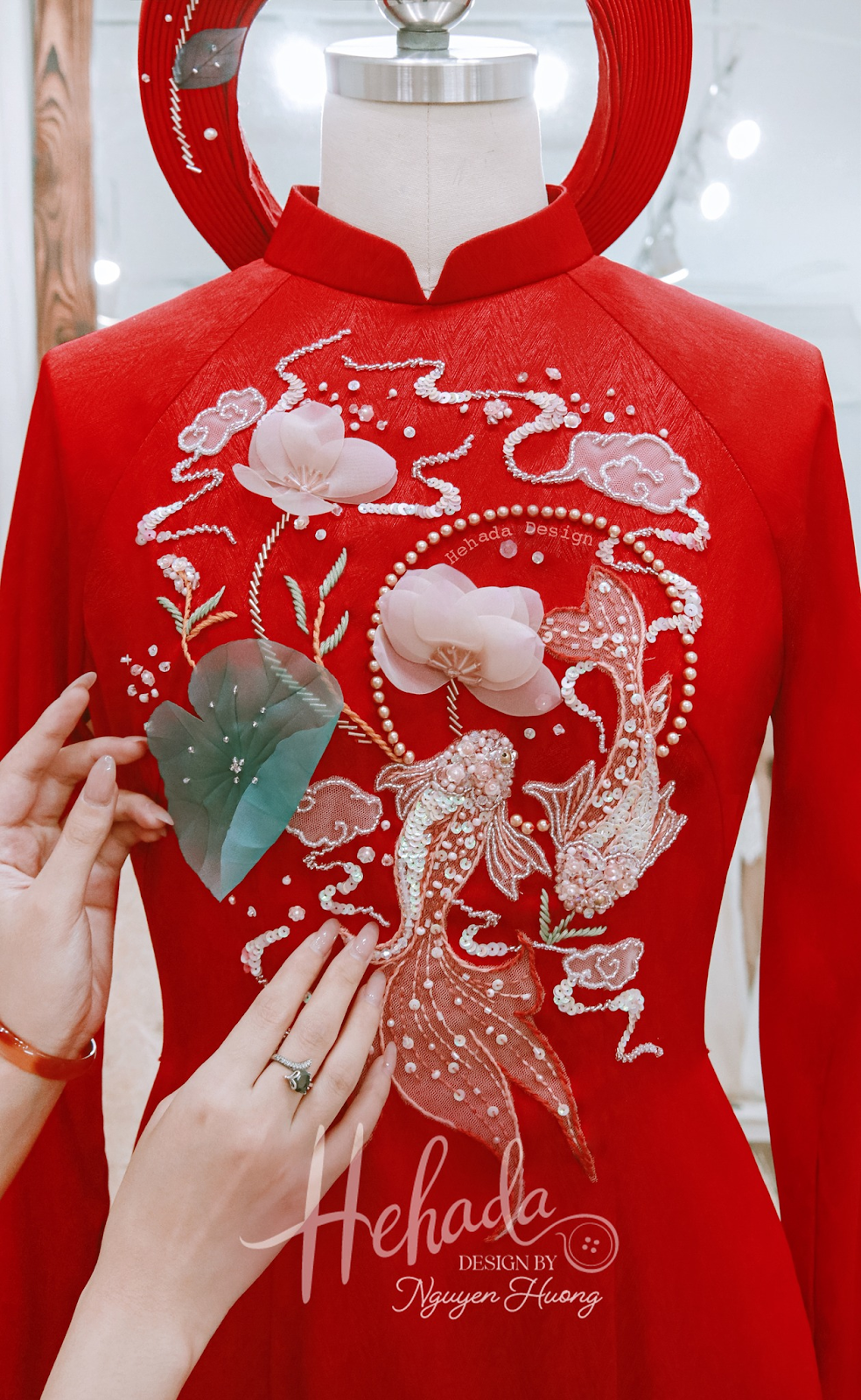 Cận cảnh chi tiết áo dài Song Ngư Đỏ