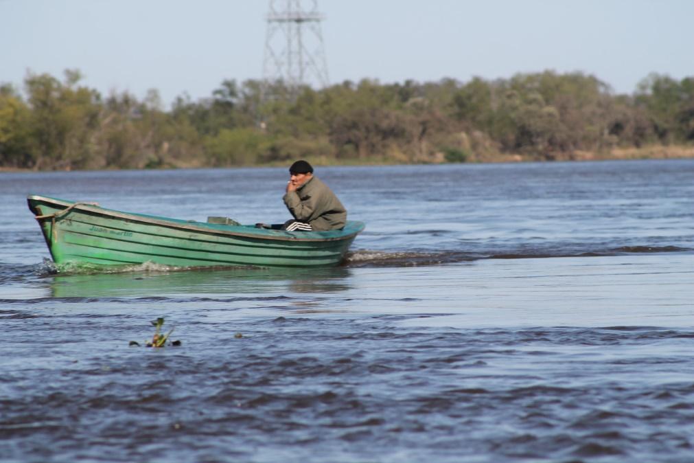 Un hombre en un barco en el agua

Descripción generada automáticamente