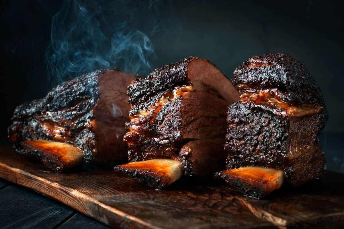 Un prim plan cu coaste de vită afumate și feliate