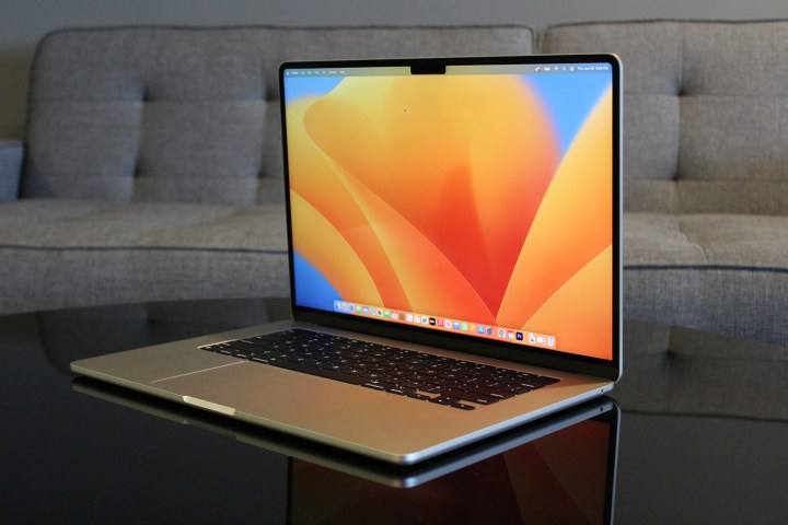 MacBook Air 15 inch của Apple được đặt trên bàn làm việc.