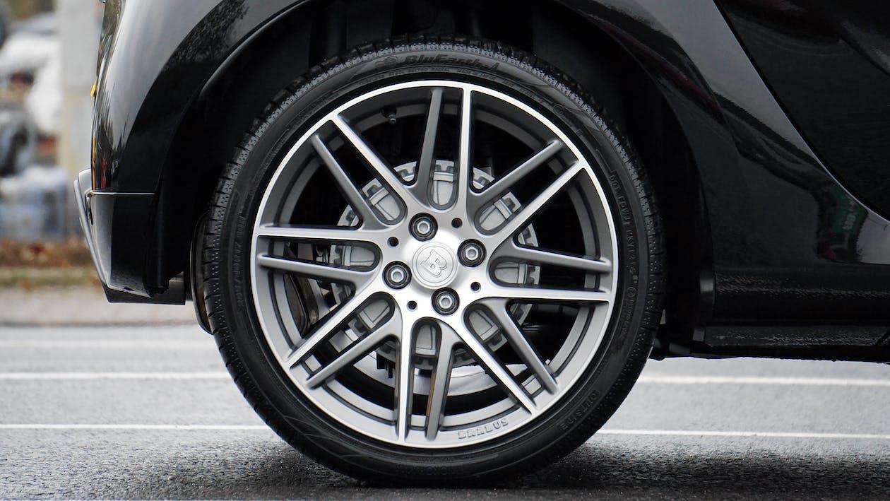Gratis Foto Close Up Roda Kendaraan Chrome Foto Stok