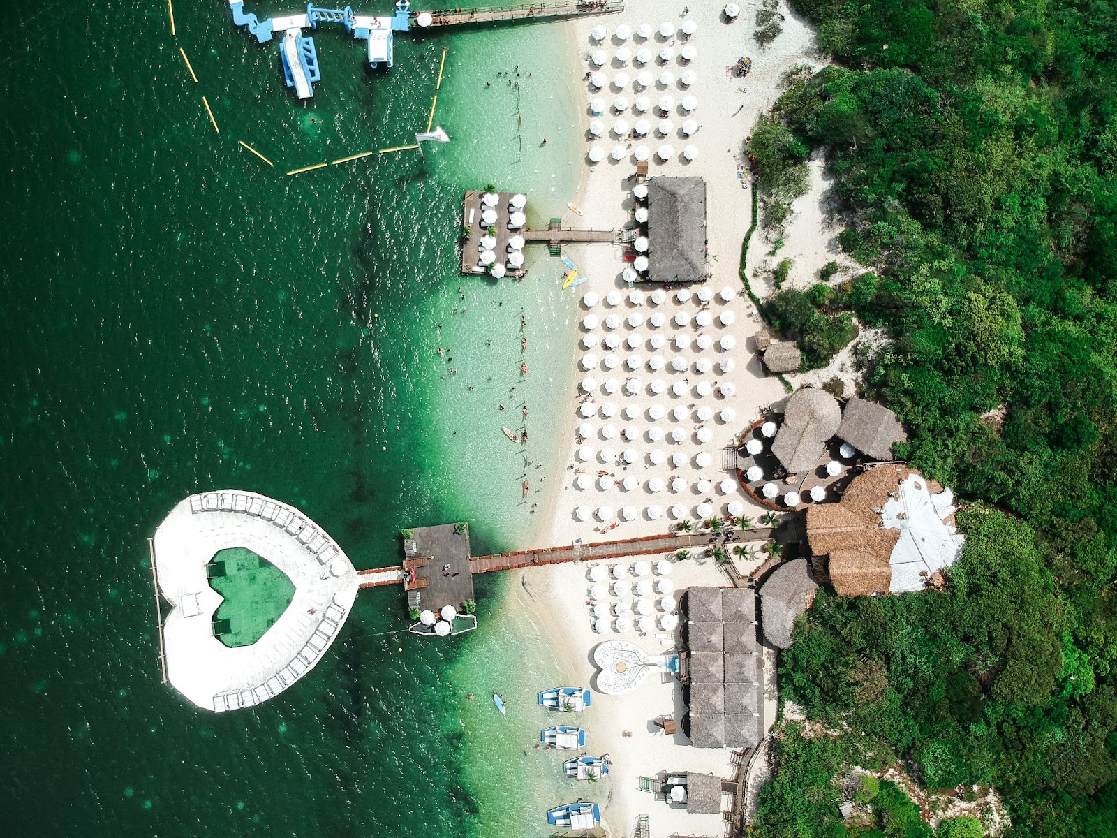 Visão aérea da Praia de Jericoacoara com cadeiras e trapiches 