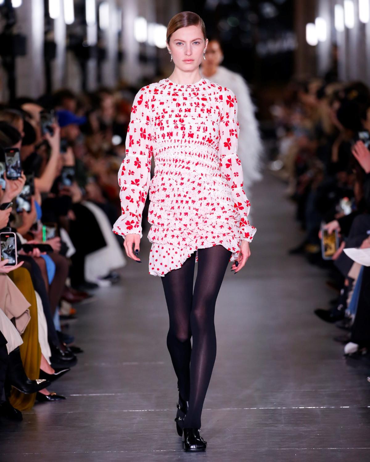 Tory Burch Menggebrak NYFW 2024 Sporty & Seductive Laruna