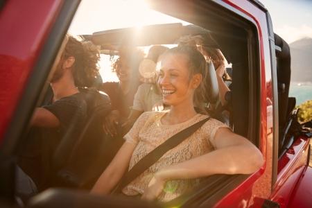 Ein Bild, das Person, Menschliches Gesicht, Auto, draußen enthält.
Automatisch generierte Beschreibung