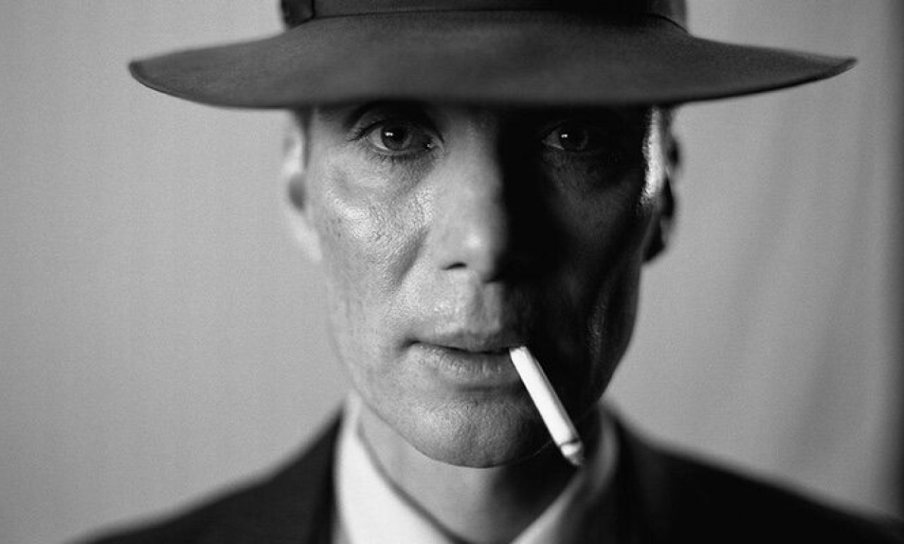 Oppenheimer, protagonizado por el ganador del Óscar Cillian Murphy, con un cigarro en los labios