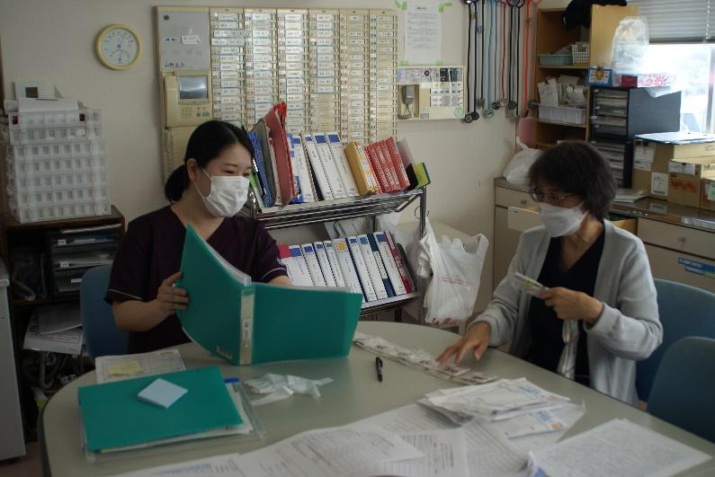 屋内, 人, テーブル, 女性 が含まれている画像

自動的に生成された説明