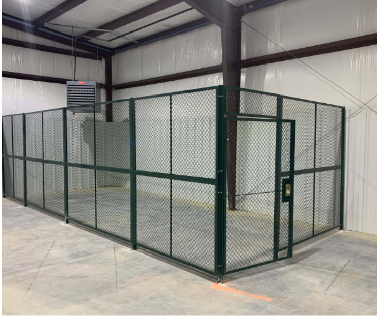 Cage grillagée sécurisée à l'intérieur d'un entrepôt.