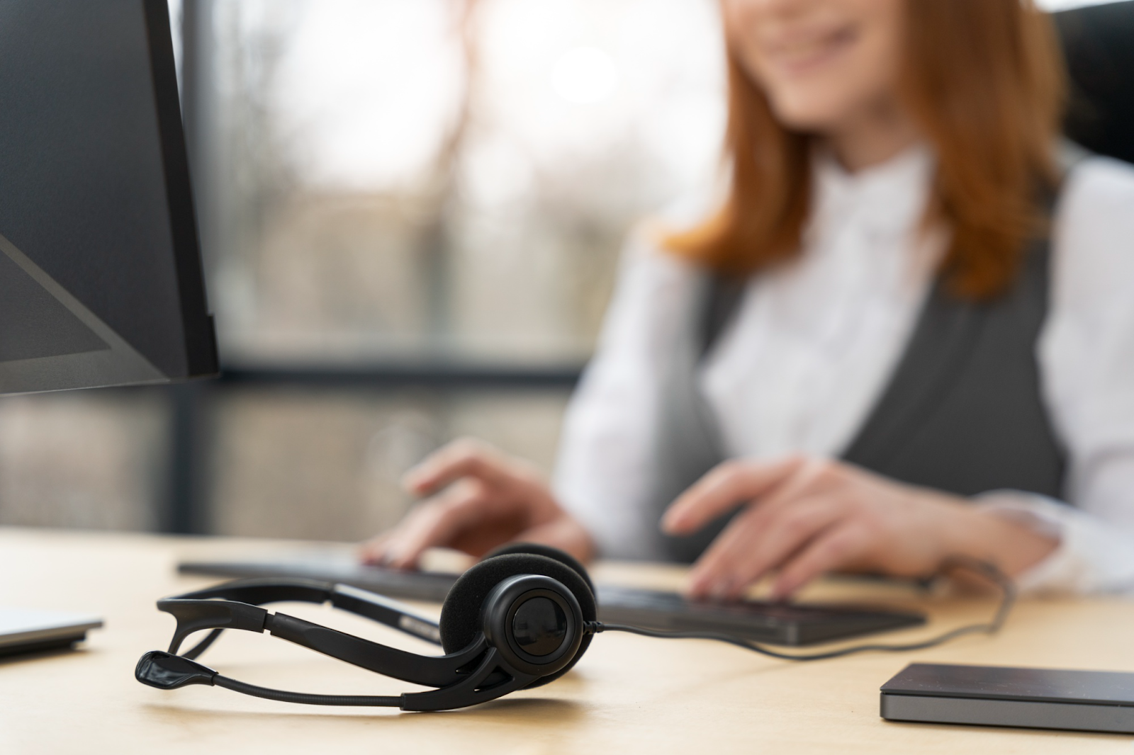 mulher utilizando o softphone no computador, sem precisar do convencional telefone para empresas