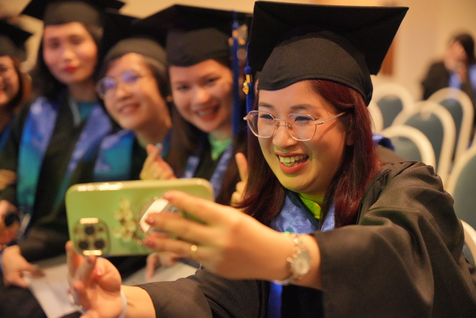 Chị Lý Thị Phượng, học viên Khóa 1 chia sẻ niềm vui cùng bạn bè trong ngày tốt nghiệp