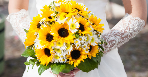Hoa cưới cầm tay từ hoa hướng dương
