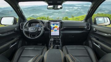 Khoang lái Ford Ranger 2024 được làm mới hoàn toàn, thiết kế theo xu hướng tinh giản, hiện đại và mang chất tương lai hơn