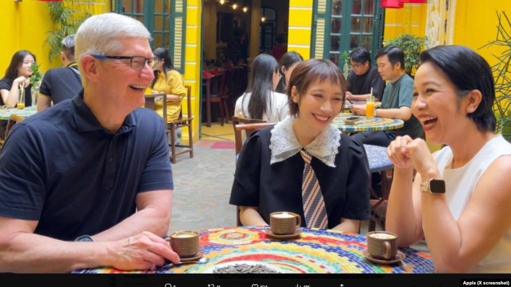 Giám đốc điều hành của Apple, Tim Cook (trái), uống cà phê với ca sĩ Mỹ Linh (phải) và Mỹ Anh tại Hà Nội vào ngày 15/4/2024.