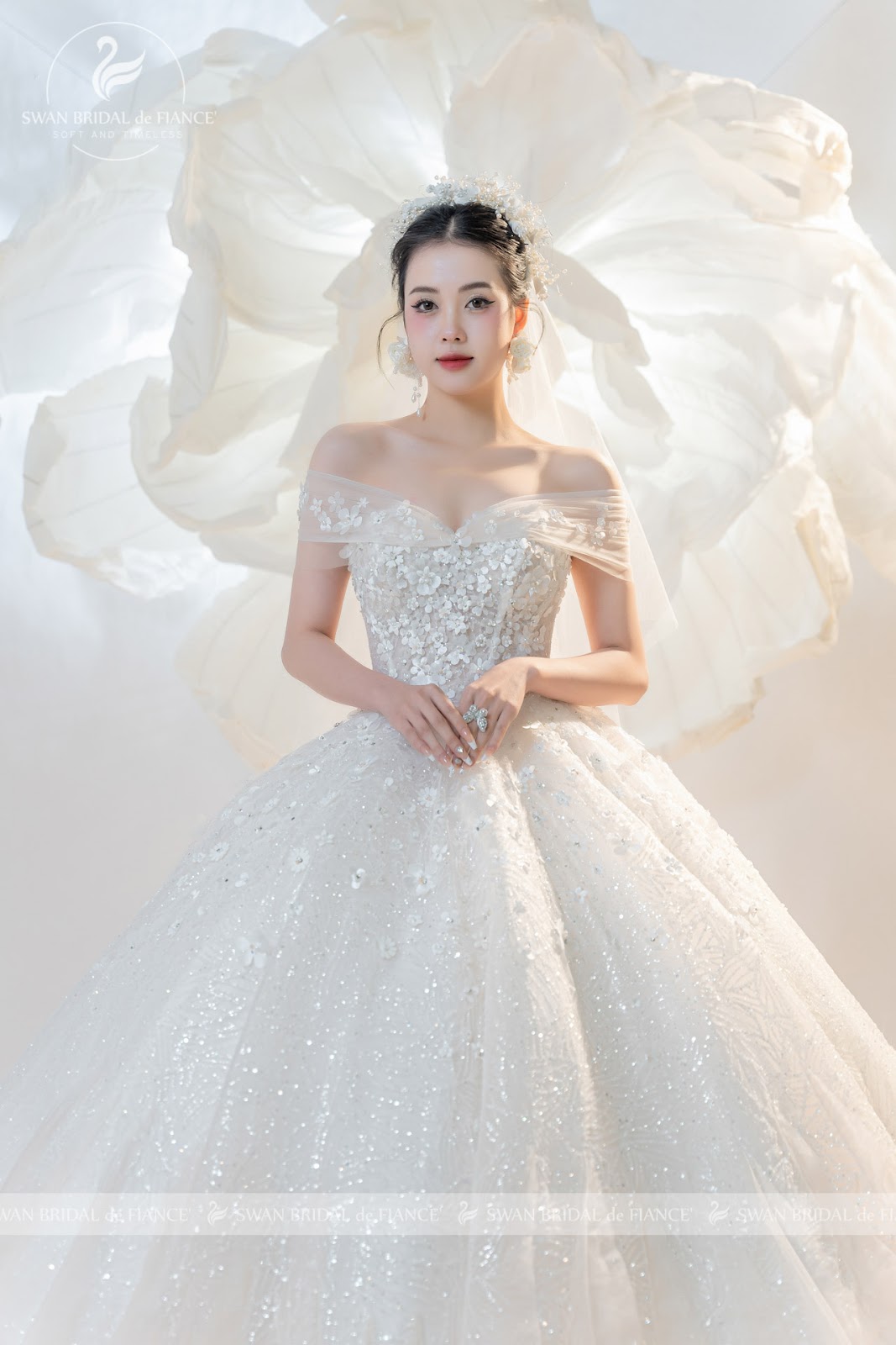 Váy cưới công chúa trễ vai đầy cuốn hút