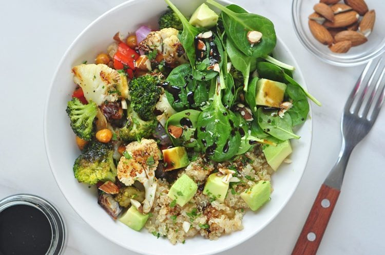 Tigela de Buda de Quinoa Vegetal Assada