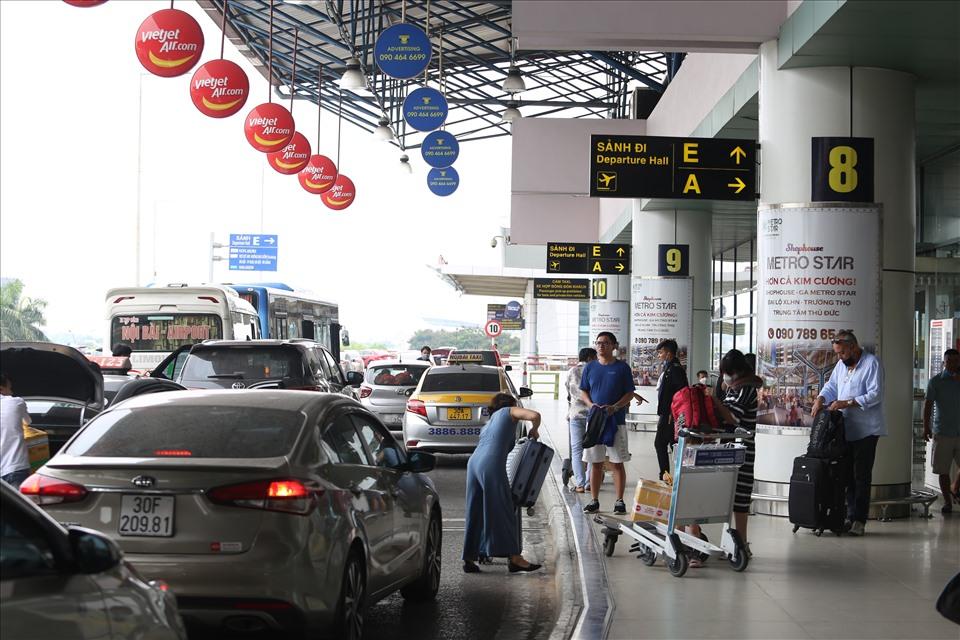 Sân bay Nội Bài tiếp tục ghi nhận lượng khách lớn, càng về chiều càng đông
