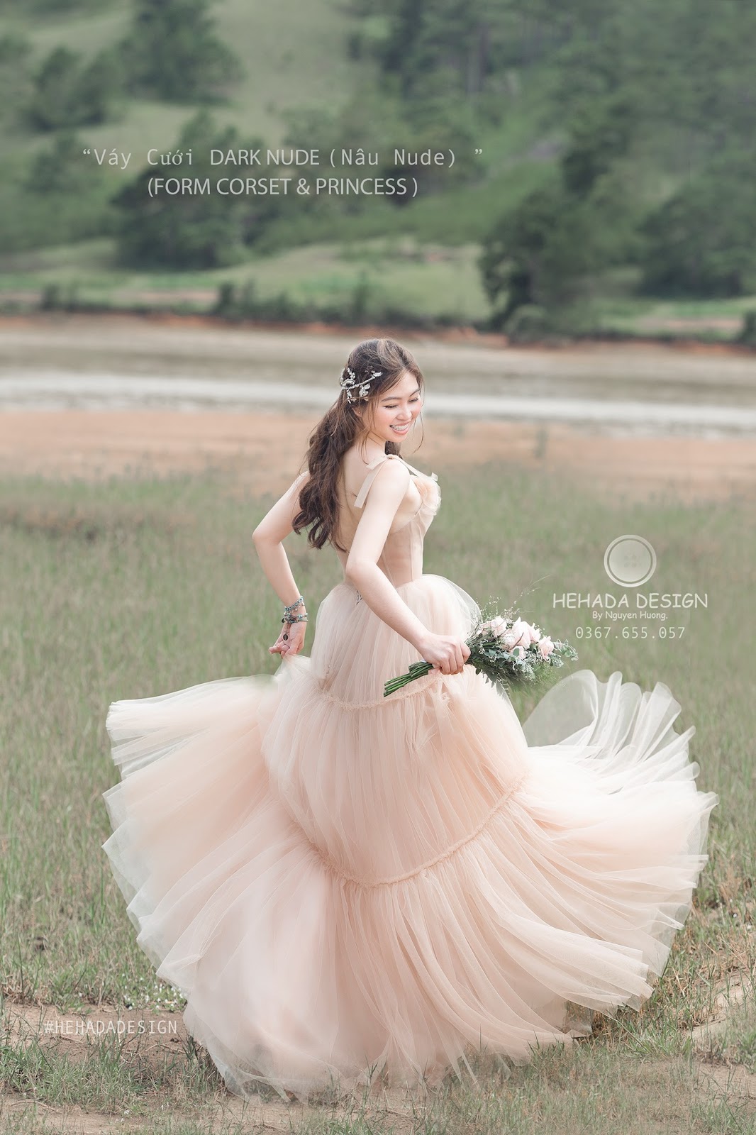 Form dáng phía sau váy cưới The Dark Nude