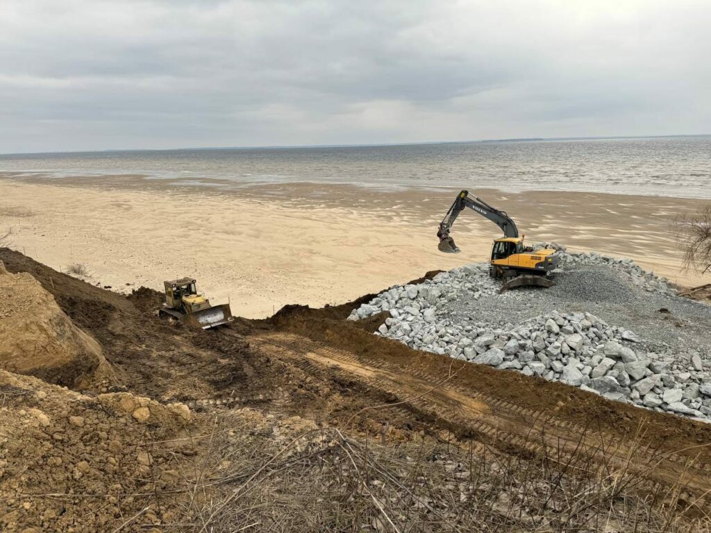 Деякі з цікавих фактів про Кременчуцьке водосховище:  Це одне з найбільших водосховищ в Україні, з площею 2250 квадратних кілометрів. Воно було створене в 1959 році в результаті будівництва Кременчуцької ГЕС. Кременчуцьке водосховище використовується для виробництва електроенергії, зрошення, водопостачання та риболовлі. Це також популярне місце для відпочинку та туризму. Тут можна пішки ходити, їздити на велосипеді, рибалити, кататися на човні та просто насолоджуватися природою. Як дістатися до Кременчуцького водосховища:  Воно розташоване в центральній Україні, на території Полтавської, Кіровоградської та Черкаської областей. До Кременчуцького водосховища можна дістатися автобусом, поїздом або автомобілем з багатьох міст України.