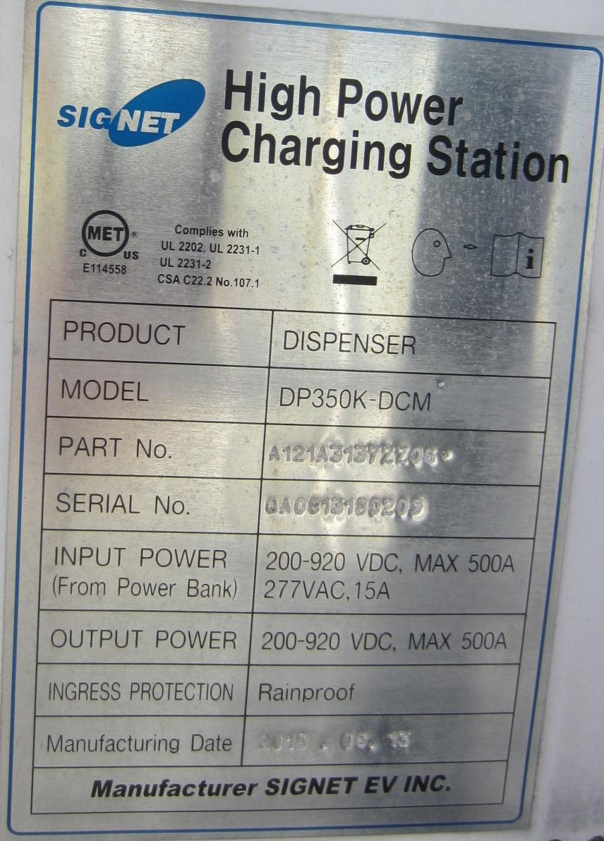 A close-up of a charging station

Description automatically generated