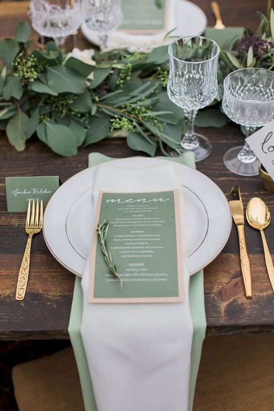Výzdoba svadobného stola v kombinácii biela, zelená a zlatá
