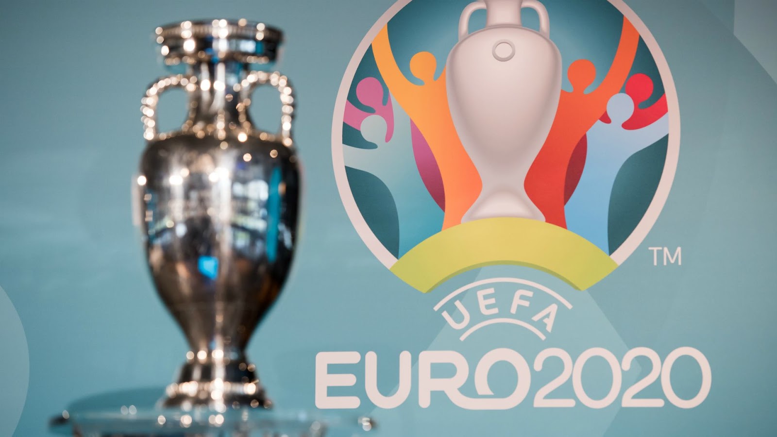  Trong năm đầu tiên của EURO, có tổng cộng 17 đội tham gia