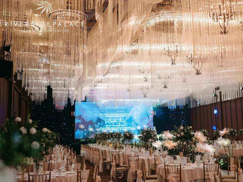 Không gian sang trọng cho tiệc cưới trong mơ tại Riverside Palace