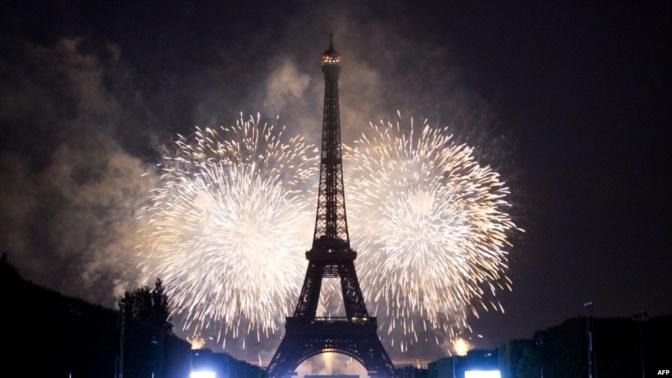 14/7: Tháp Eiffel sáng rực tại Paris trong buổi bắn pháo bông mừng Lễ Bastille, Ngày Quốc Khánh Pháp.