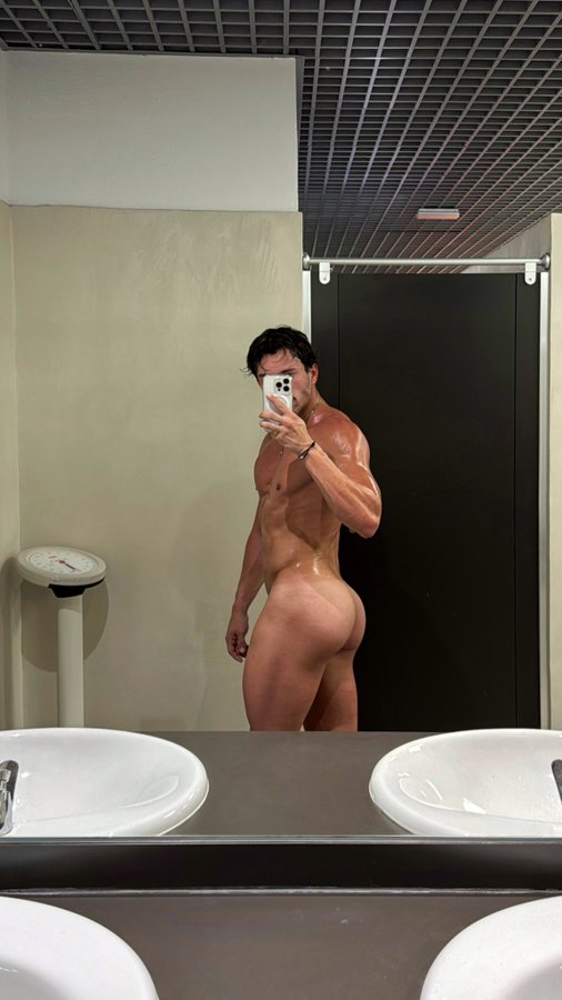 Eric Rmgr showing off his hot gay bubble butt in naked gym mirror selfie