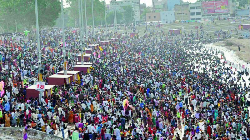 A huge number of devotees are seen at the Padmavathi ghat on the fourth day of Krishna Pushkaralu in Vijayawada on Tuesday. Being a holiday for Indenpendence Day, the crowds consisted mostly of families. (Photo: DC)