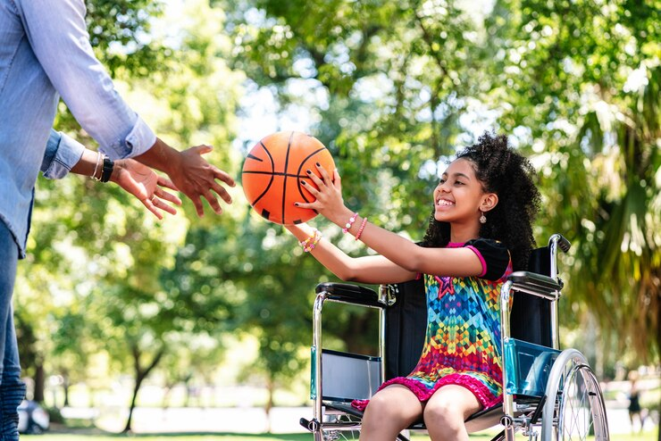 criança-cadeirante-segurando-bola-de-basquete