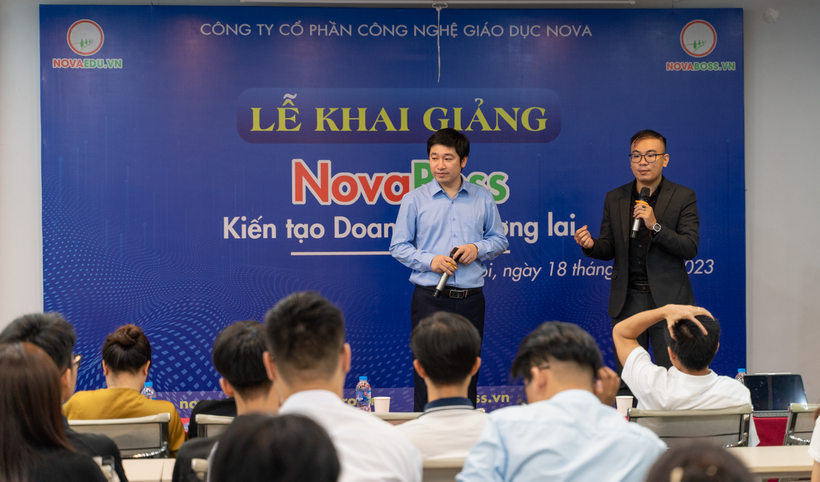 Ông Nguyễn Thế Bảo (bên phải): Sinh viên có thể tích lũy kinh nghiệm làm việc thông qua các hoạt động ngoại khóa, thực tập, làm thêm… hay tự mình lập nghiệp.