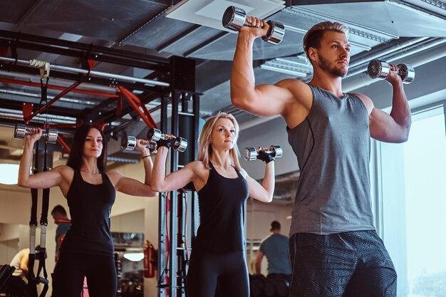 Cât câștigă un antrenor de fitness