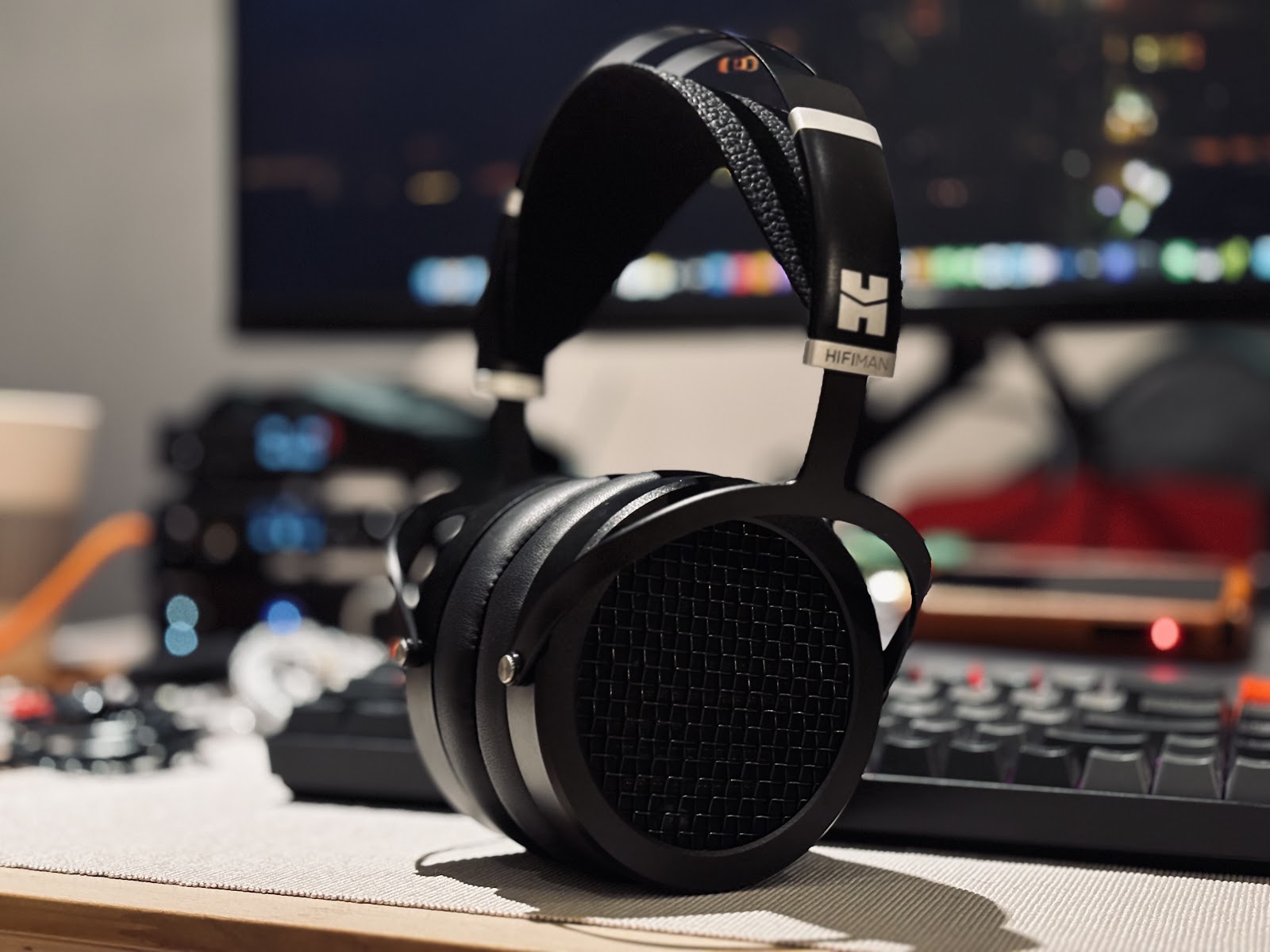 HIFIMAN SUNDARA Hi-Fi Headphone with 3.5mm Connectors, Planar Magnetic,  Comfortable Fit with Updated Earpads-Black, 2020 Version