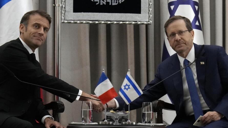 Tổng thống Pháp Emmanuel Macron (T) bắt tay đồng nhiệm Israel Isaac Herzog trong cuộc gặp ở Jerusalem, Israel, ngày 24/10/2023.
