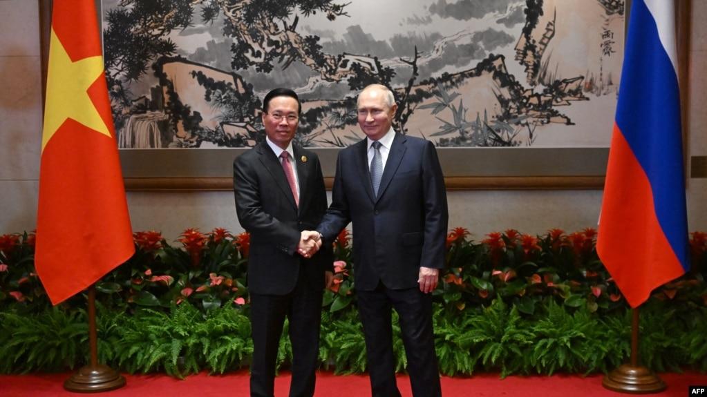 Chủ Tịch Võ Văn Thưởng và Tổng Thống Putin gặp gỡ bên lề diễn đàn BRI tại Bắc Kinh, 17 tháng 10.