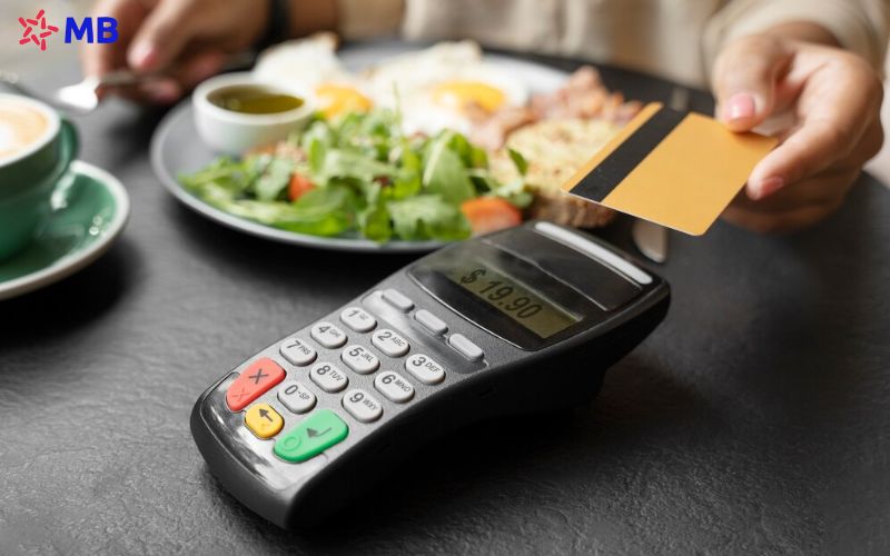 Quẹt thẻ tín dụng MB Bank có mất phí không? 