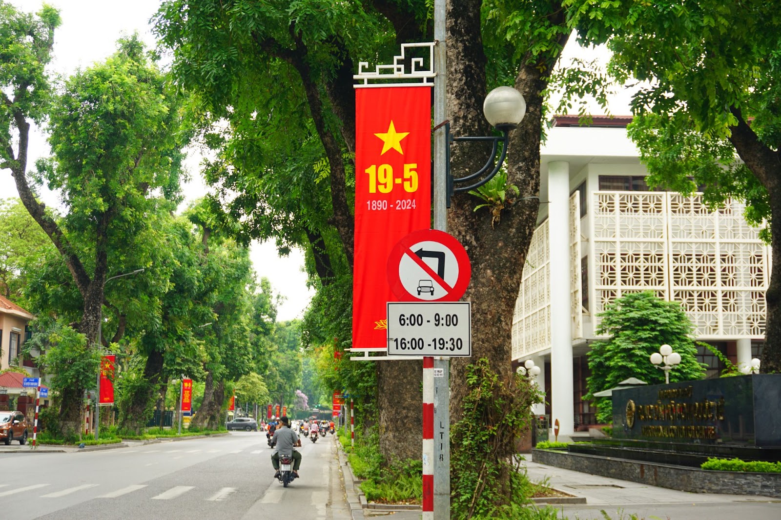 Hà Nội rợp sắc cờ hoa kỷ niệm ngày sinh Chủ tịch Hồ Chí Minh - Ảnh 2.
