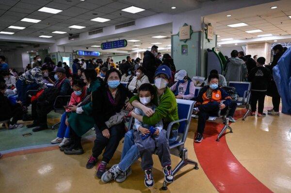 Trẻ em và cha mẹ chờ đợi tại khu vực ngoại trú tại một bệnh viện nhi ở Bắc Kinh hôm 23/11/2023. (Ảnh: Jade Gao/AFP qua Getty Images)