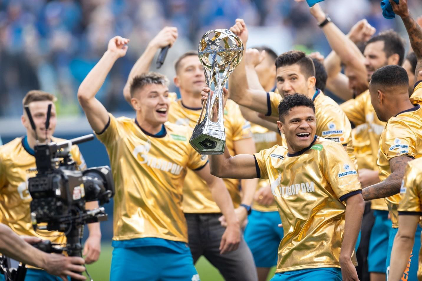 Футболисты «Зенита» с кубком чемпиона РПЛ сезона 2022/23