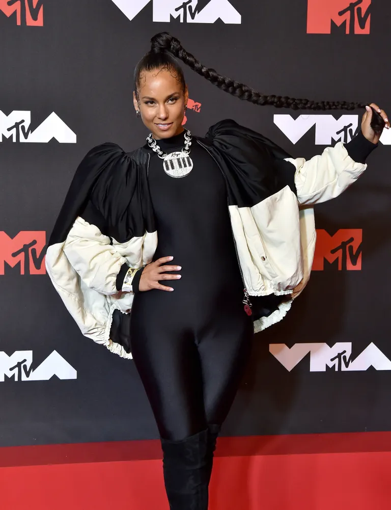 Alicia Keys shows off her ponytail with braids 