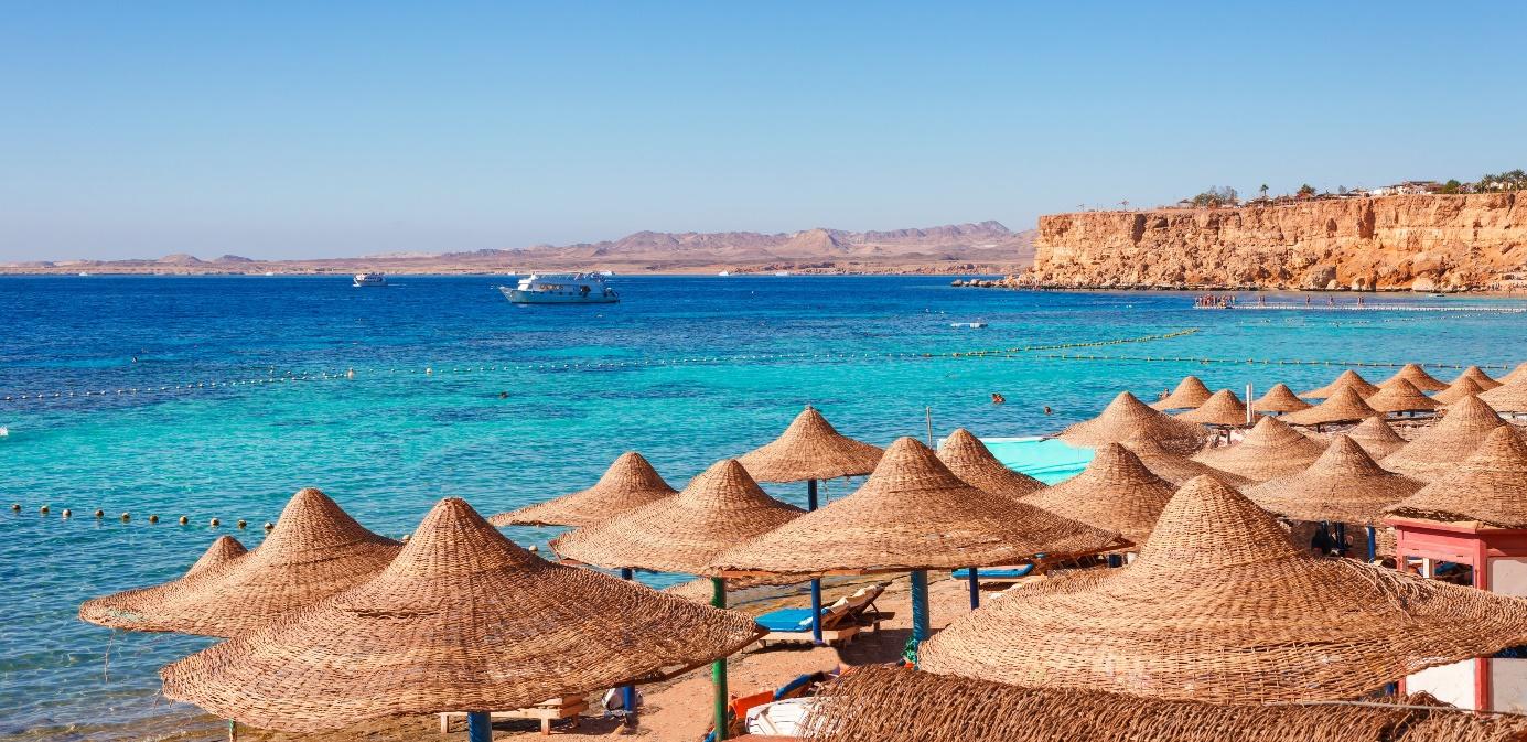 Egipt Sharm el Sheikh, wakacje last minute w Egipcie, widok na parasole na brzegu