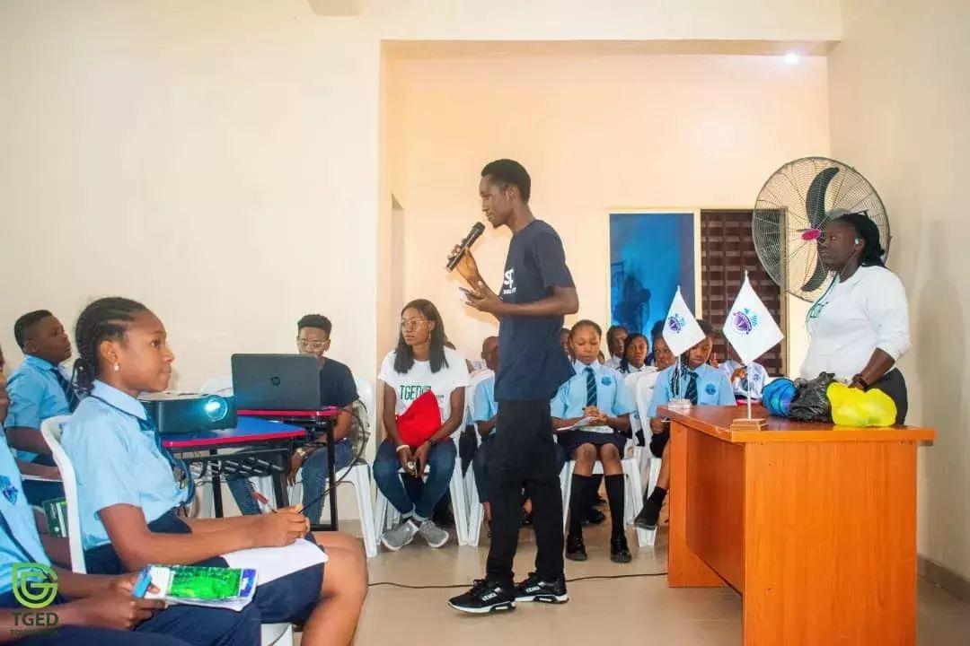 A person standing in front of a group of students

Description automatically generated