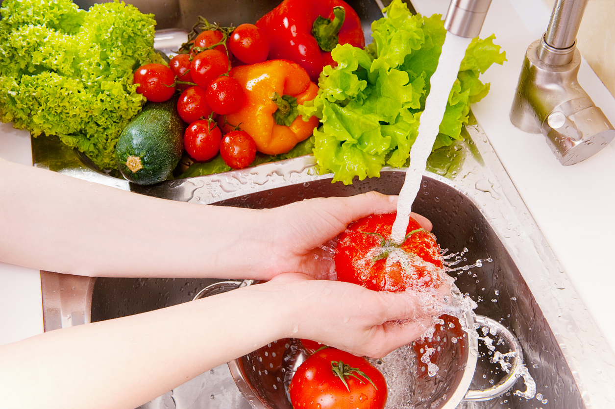 Lavar alimentos orgânicos antes de consumo é uma prática crucial para garantir a segurança alimentar.