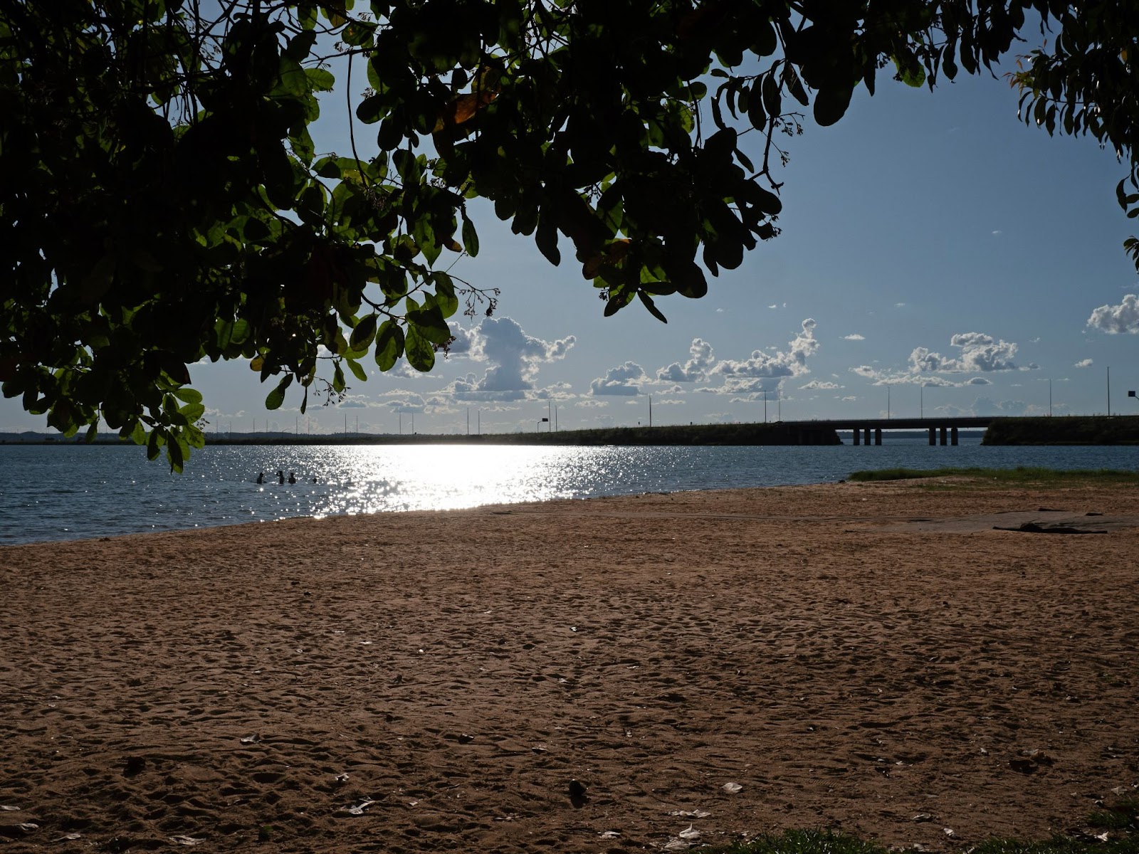 Paisagem da Praia da Graciosa, em Palmas TO. Areia dourada, água em tom azul, refletindo a cor do céu
